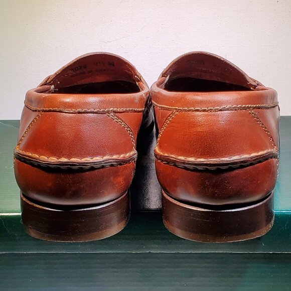 VINTAGE ***RARE*** HUNT CLUB MENS  MEDIUM BROWN PENNY LOAFERS  MADE IN BRAZIL